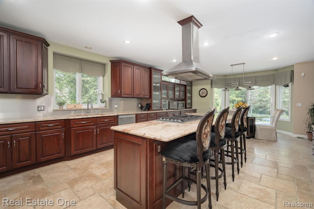 6120 EVANSWOOD Road, Troy, MI, 48085