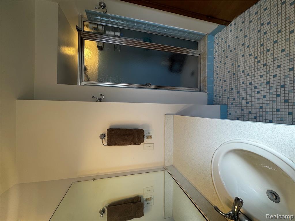 855 Avon Court, Grosse Pointe Woods, MI 48236 — Photo 10