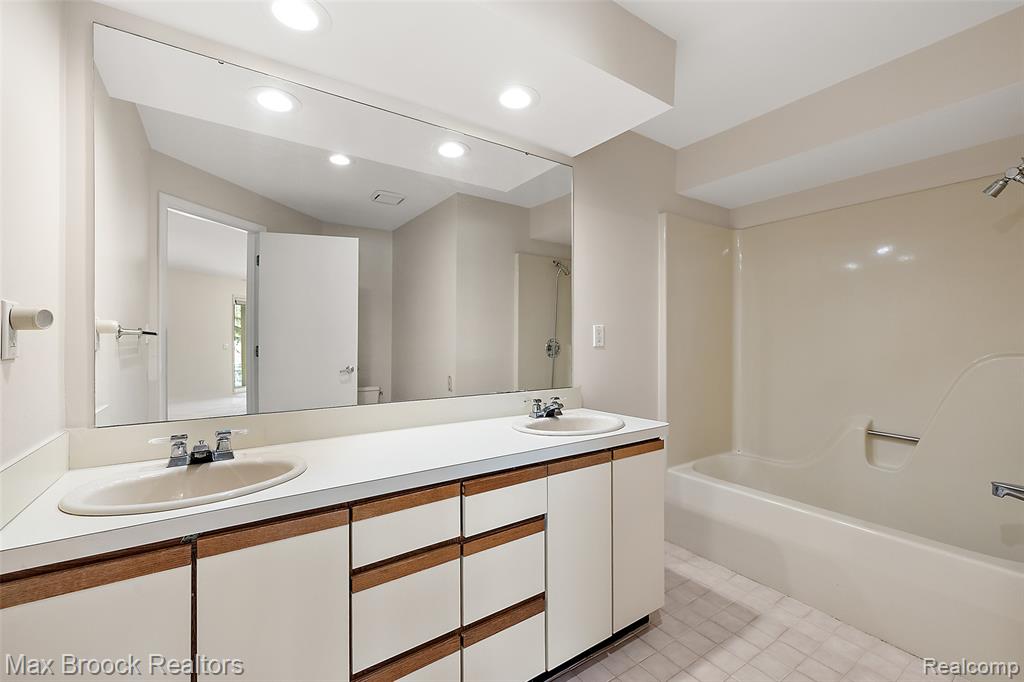 2797 Orchard Place, Orchard Lake Village, MI 48324 — Photo 24