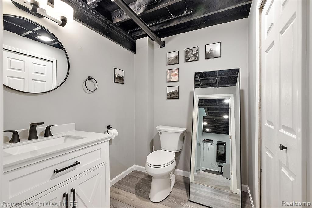301 JAMES Circle, Royal Oak, MI 48067 — Photo 32