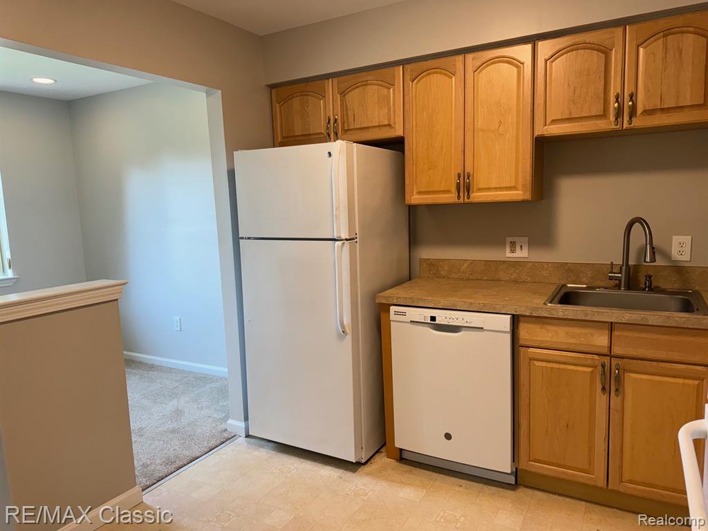 33623 PONDVIEW Circle, Livonia, MI 48152 — Photo 6