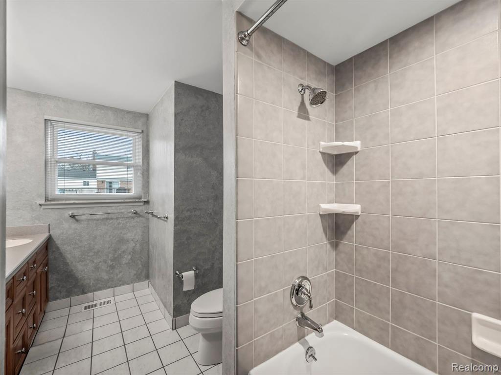 5562 ABINGTON Road, West Bloomfield, MI — Photo 24