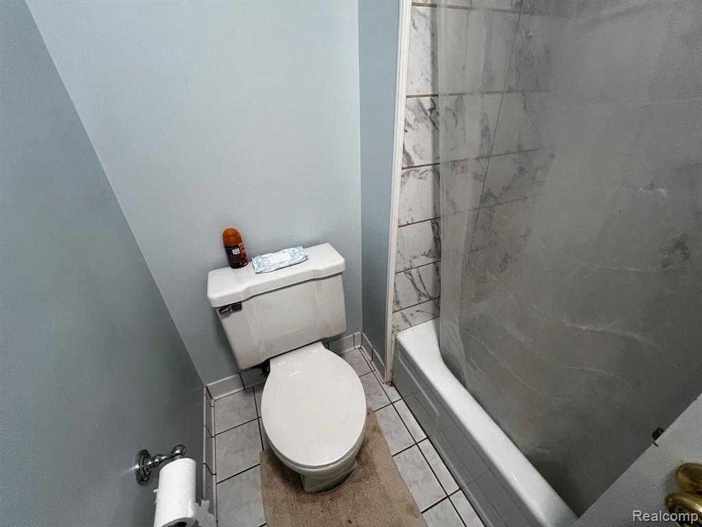 8514 HAMPSHIRE Drive, Sterling Heights, MI 48313 — Photo 29