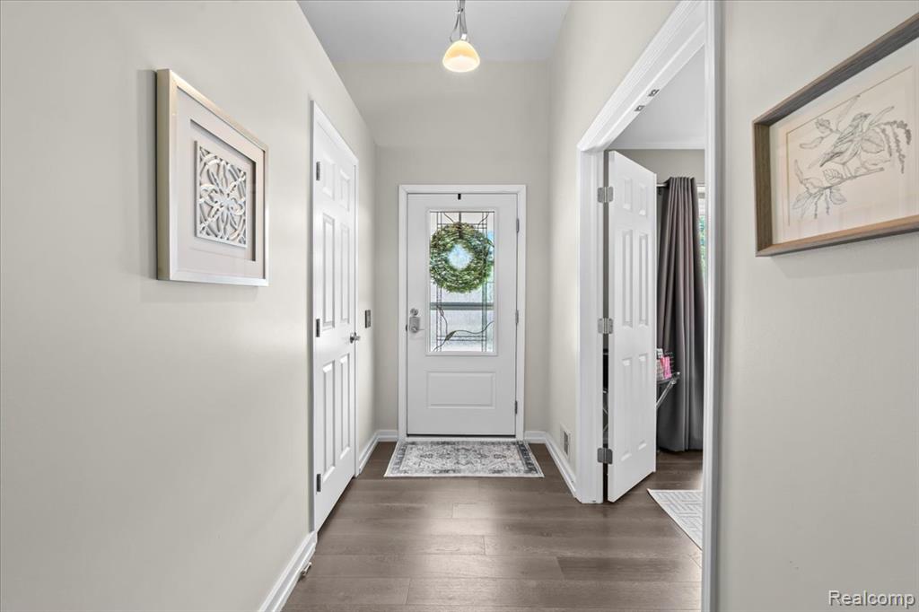 657 WOODSIDE Drive, Milford, MI 48381 — Photo 2