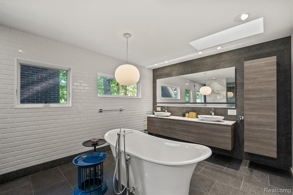 7371 Lindenmere Drive, Bloomfield Hills, MI 48301 — Photo 26