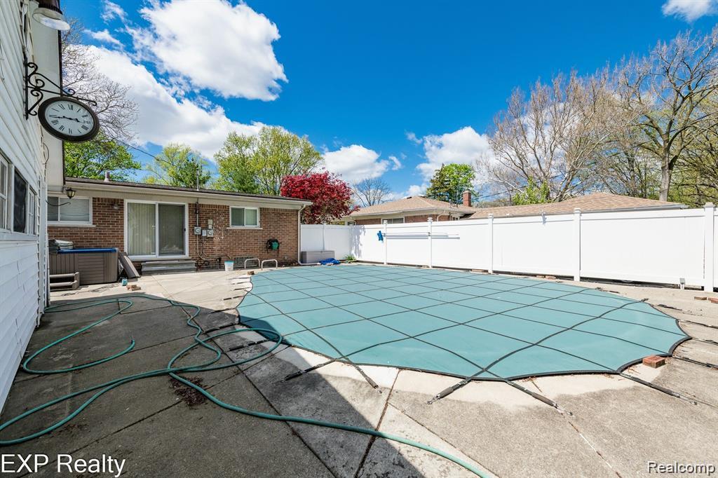 26616 ROUGE RIVER Drive, Dearborn Heights, MI 48127 — Photo 11