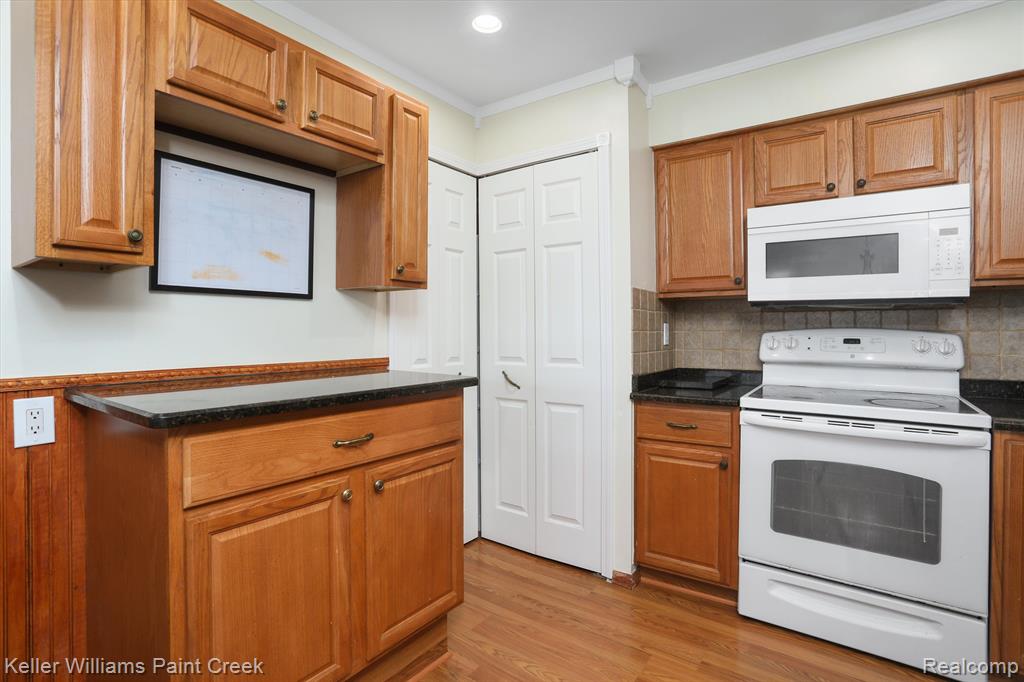 8433 Kennedy Circle, Warren, MI 48093 — Photo 11