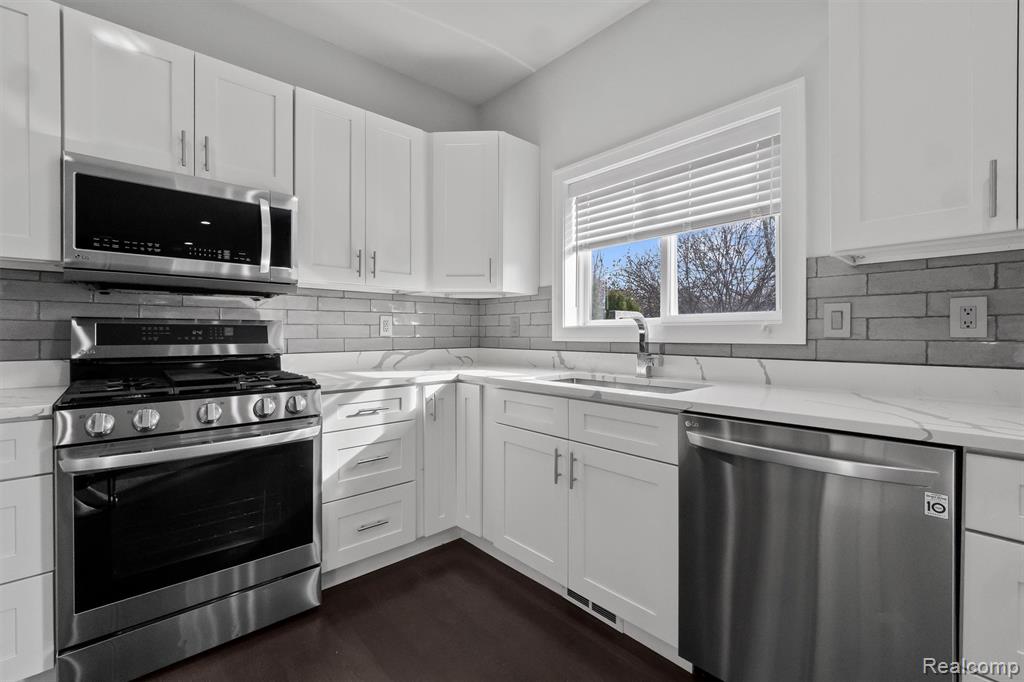 4001 Elmhurst Road, Waterford, MI 48328 — Photo 8