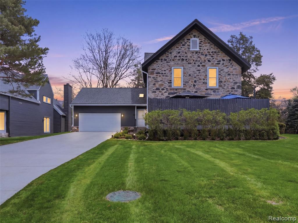 7475 Pinehurst Circle - Photo 2