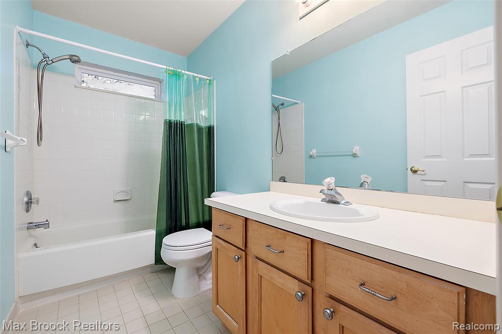 437 Cove View Drive, Waterford, MI 48327 — Photo 20