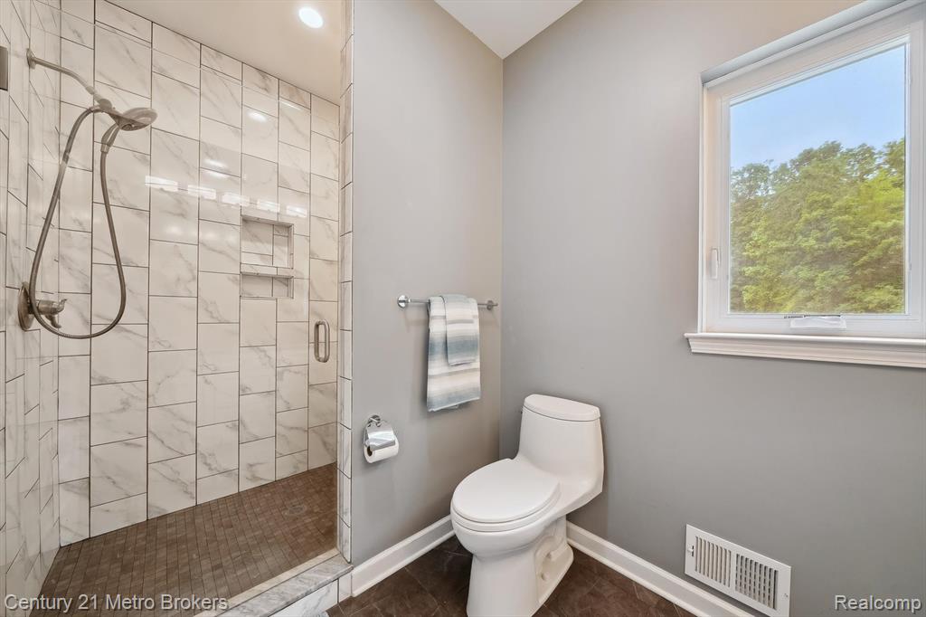 9119 Hegel Road, Goodrich Vlg, MI — Photo 28