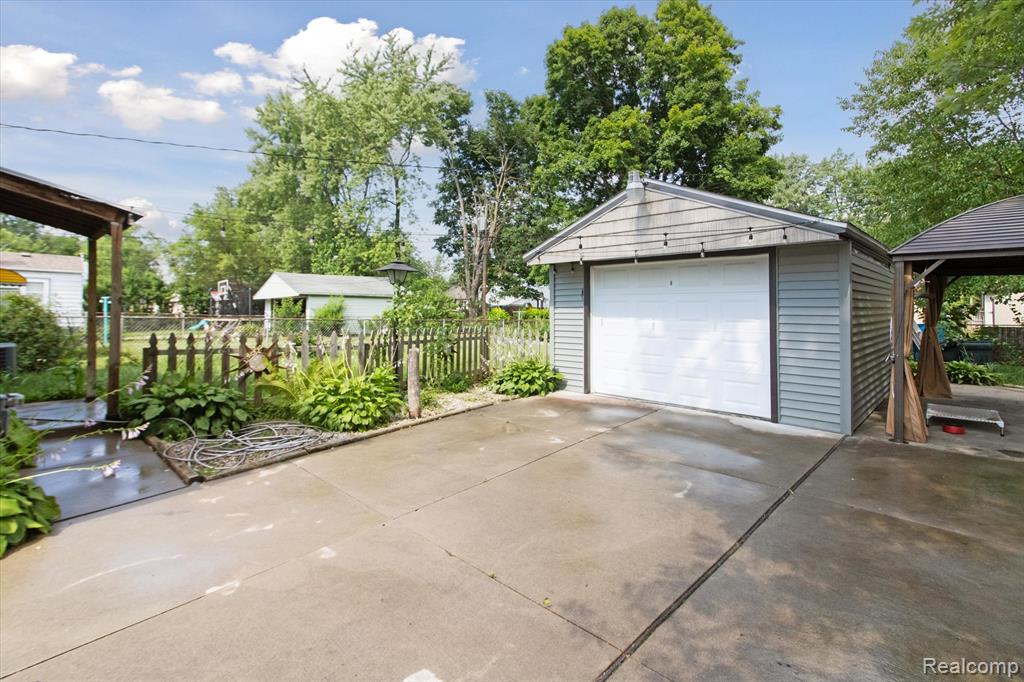 8025 Mayfair Street, Taylor, MI 48180 — Photo 30