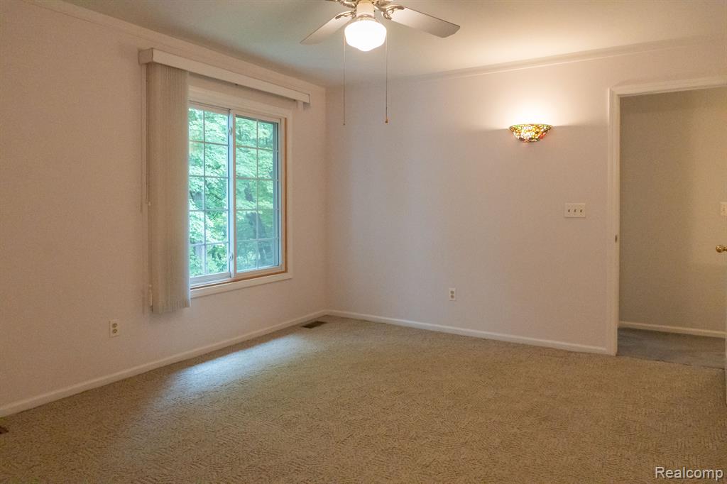 6851 TANGLE WOOD, Waterford, MI 48327 — Photo 17