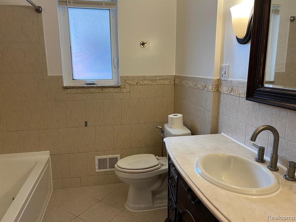 5757 ROUGE Court, Dearborn Heights, MI 48127 — Photo 8