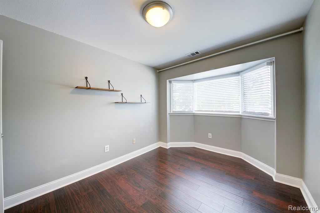 252 PINEWOOD Drive, Plymouth, MI 48170 — Photo 17