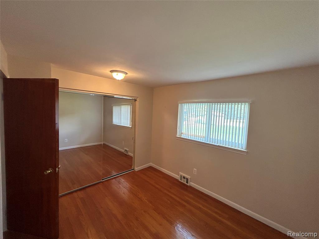 129 Pleasant Lake Drive, Waterford, MI 48327 — Photo 9