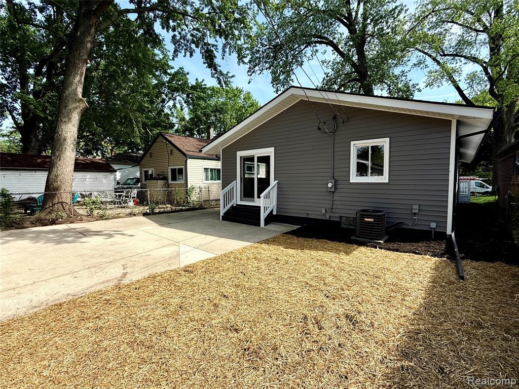 21805 Downing Street, Saint Clair Shores, MI 48080 — Photo 7