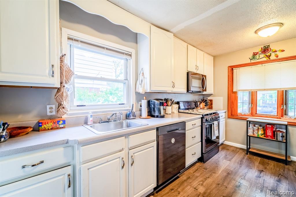 706 WHITE Avenue, Lincoln Park, MI 48146 — Photo 24