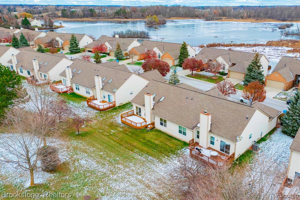 265 SHORE BROOK Lane, Walled Lake, MI 48390 — Photo 35