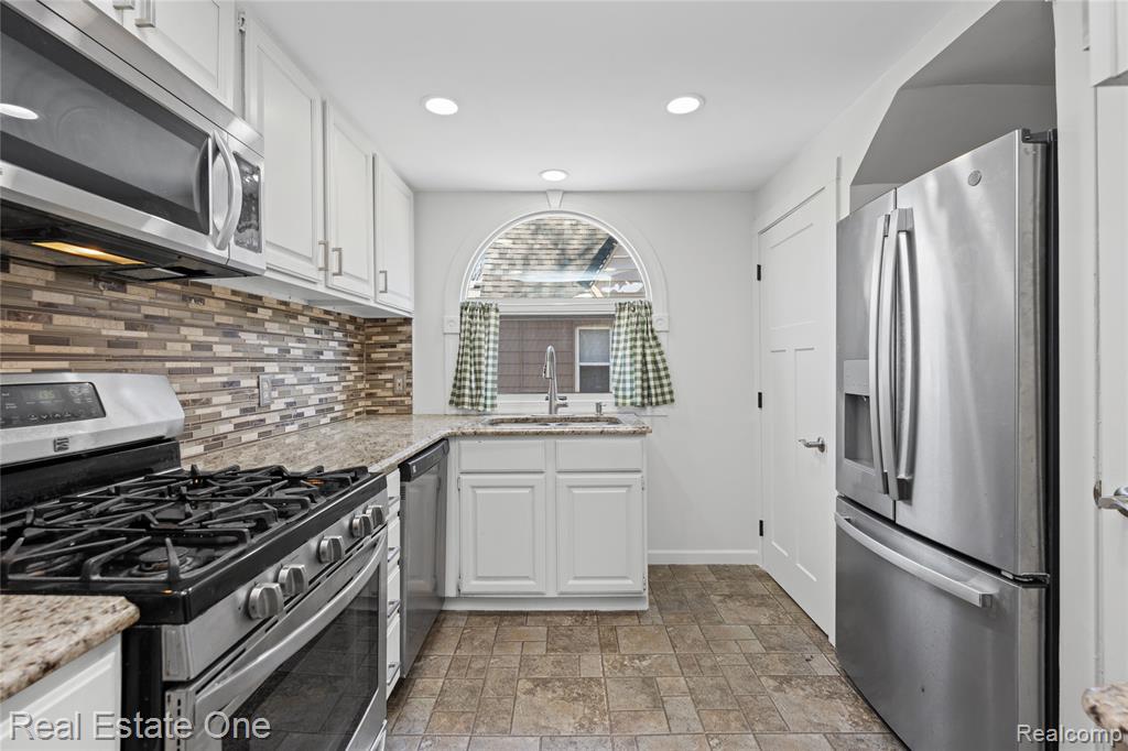 4058 Lomley Avenue, Waterford, MI 48329 — Photo 11