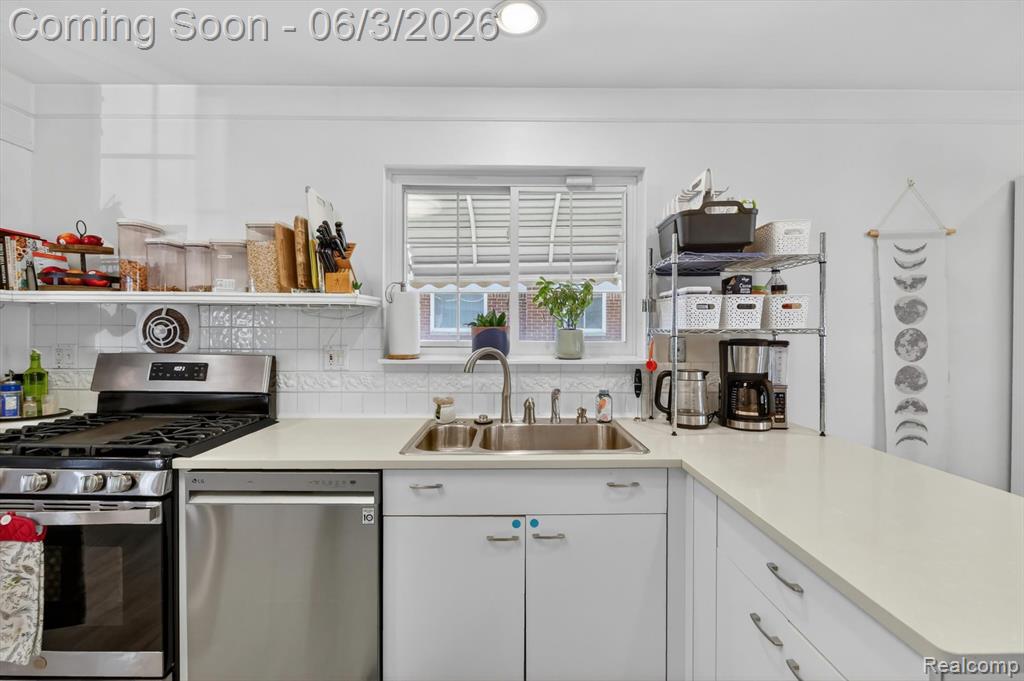 512 Redwood Drive, Troy, MI 48083 — Photo 15