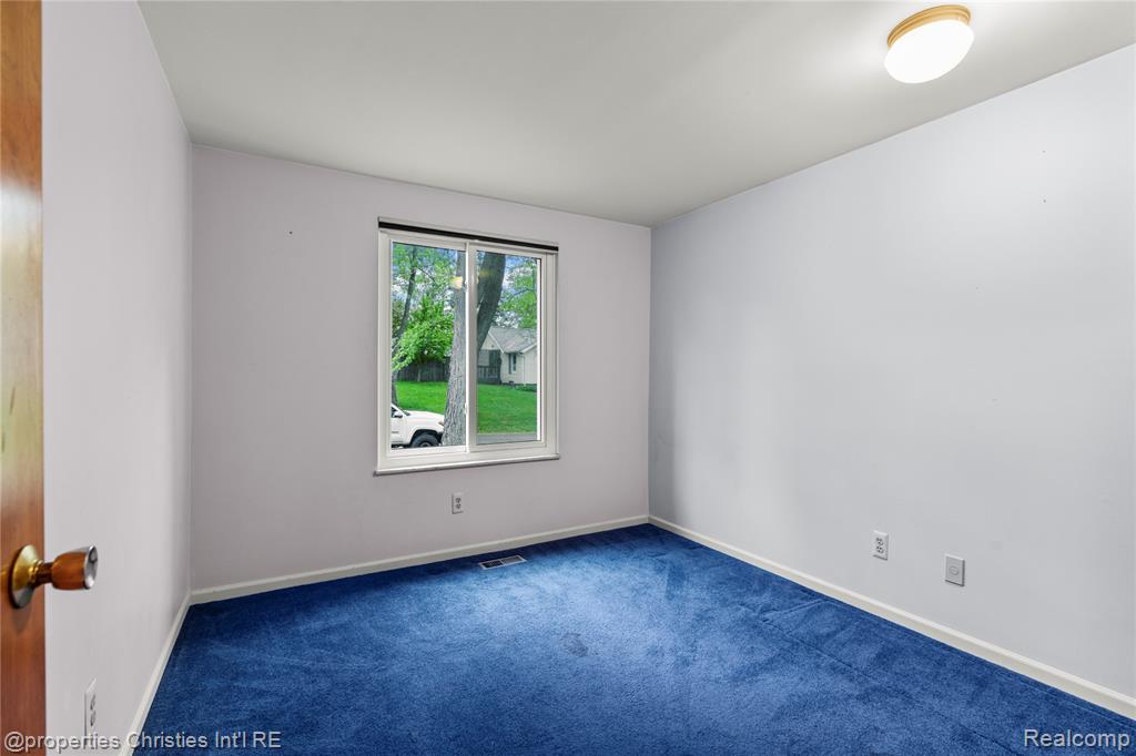 6785 GRASSLAND Avenue, West Bloomfield, MI 48324 — Photo 15