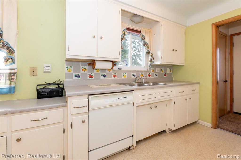 4565 UNIVERSAL Street, Dearborn Heights, MI 48125 — Photo 10