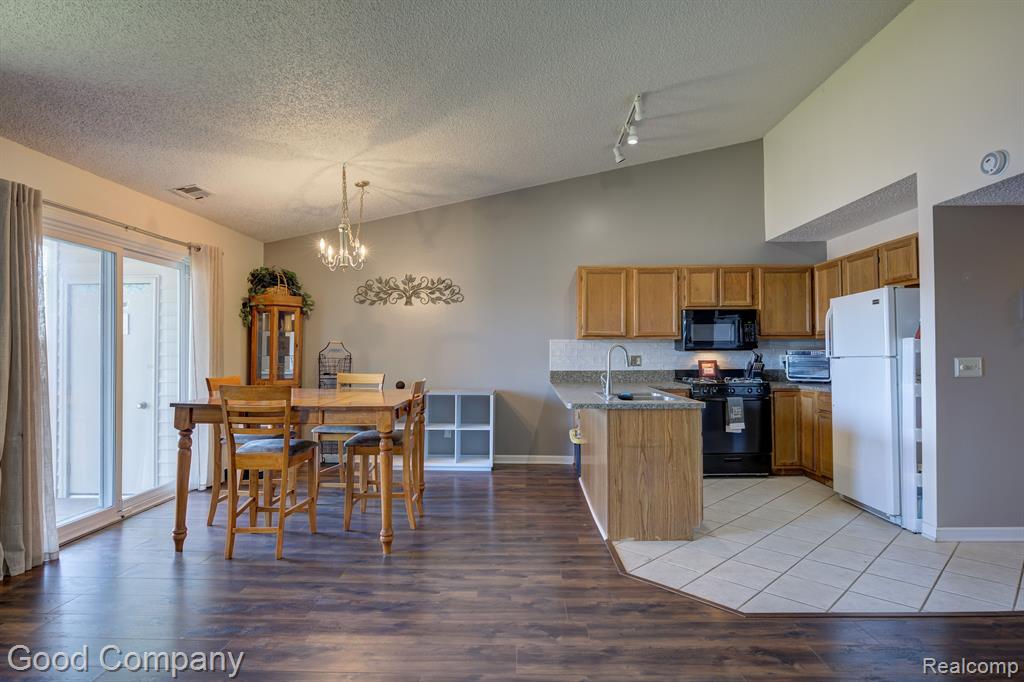 4910 HARBOR POINT Drive, 3, Waterford, MI 48329 — Photo 9