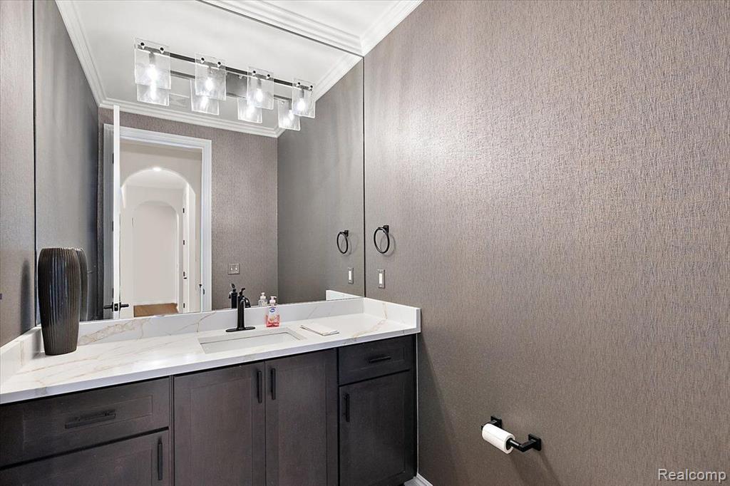 4075 Blossom Drive, Sterling Heights, MI 48314 — Photo 33