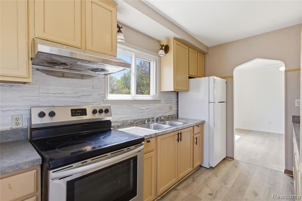 8238 Fisher Avenue, Warren, MI 48089 — Photo 9