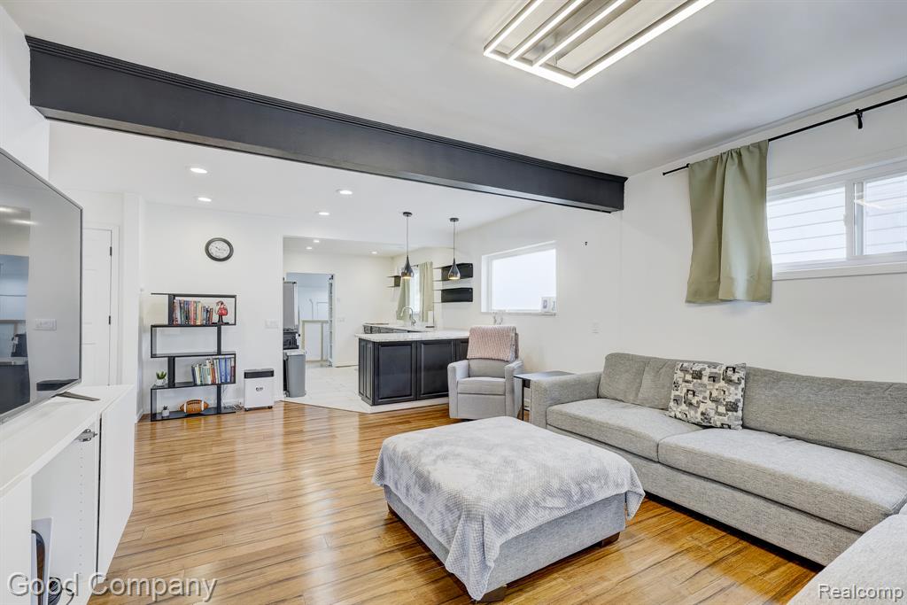 564 E Lewiston Avenue, Ferndale, MI 48220 — Photo 2