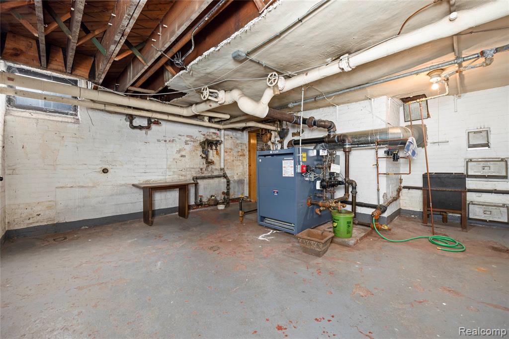 2475 Iroquois Street, Detroit, MI 48214 — Photo 92