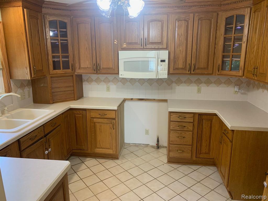 9211 LAURENCE Avenue, Allen Park, MI 48101 — Photo 6