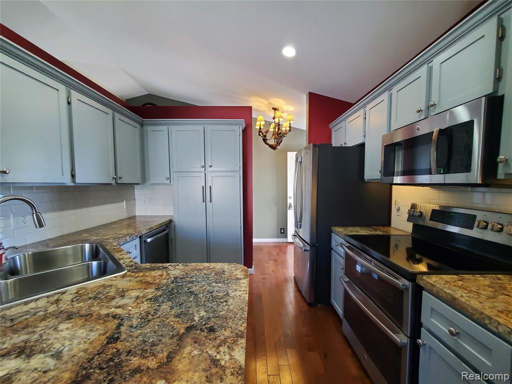 7281 Hawthorne Circle, Goodrich Vlg, MI — Photo 8