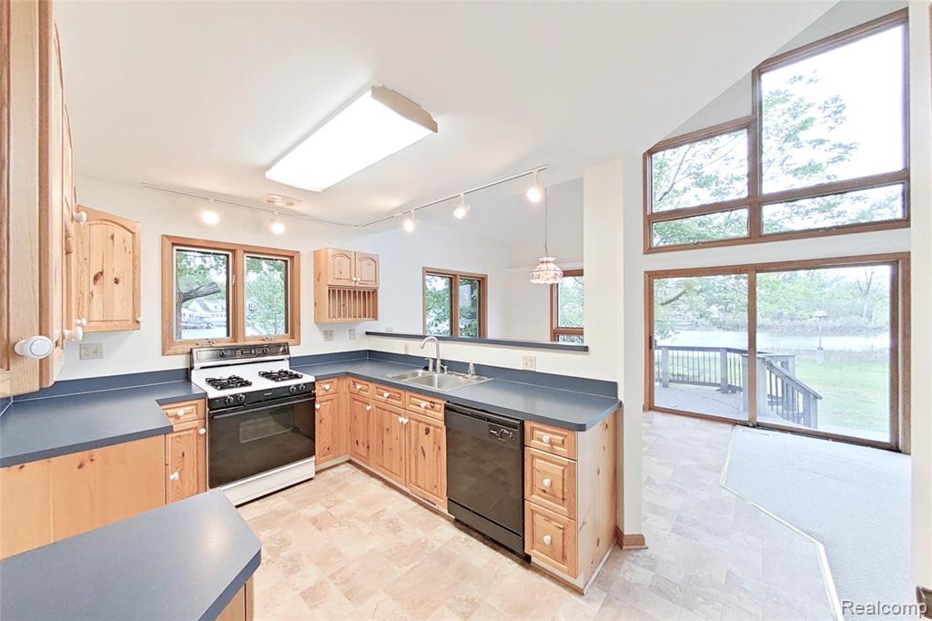 8844 RIVERSIDE Drive, Brighton, MI 48116 — Photo 5