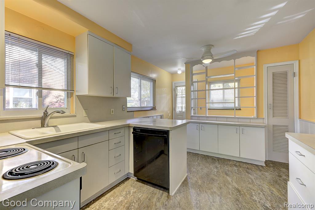 31160 E Rutland Street, Beverly Hills, MI 48025 — Photo 10