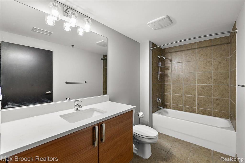 432 S Washington Avenue, 901, Royal Oak, MI 48067 — Photo 20