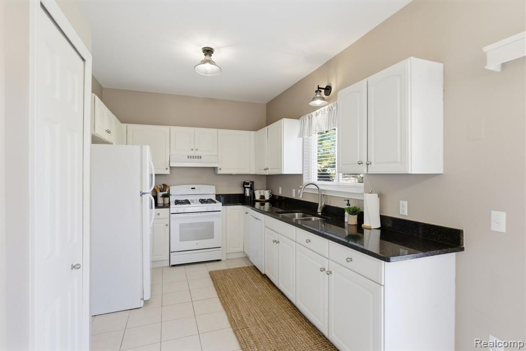7409 Hogan Drive, Ypsilanti, MI 48197 — Photo 10