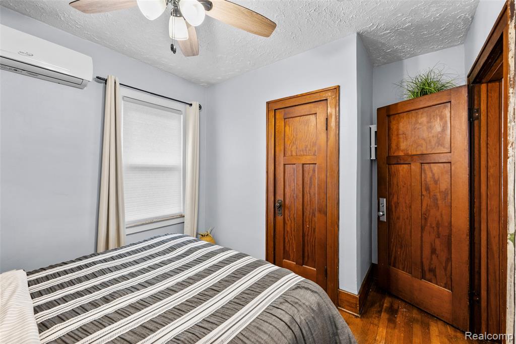 2257 Hewitt Street, Hamtramck, MI 48212 — Photo 41