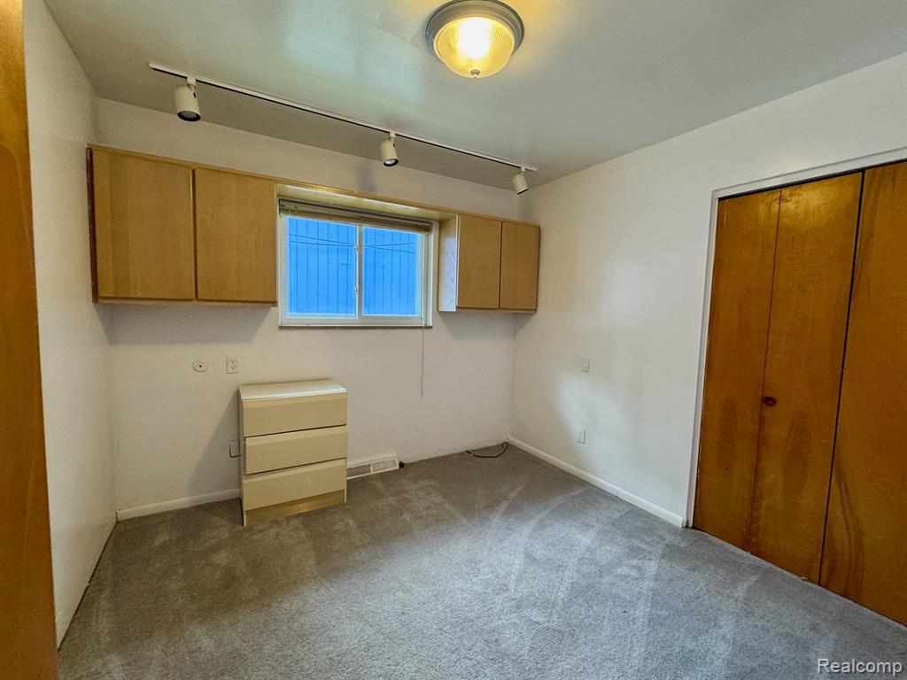 915 JAMES K Boulevard, Pontiac, MI 48341 — Photo 22