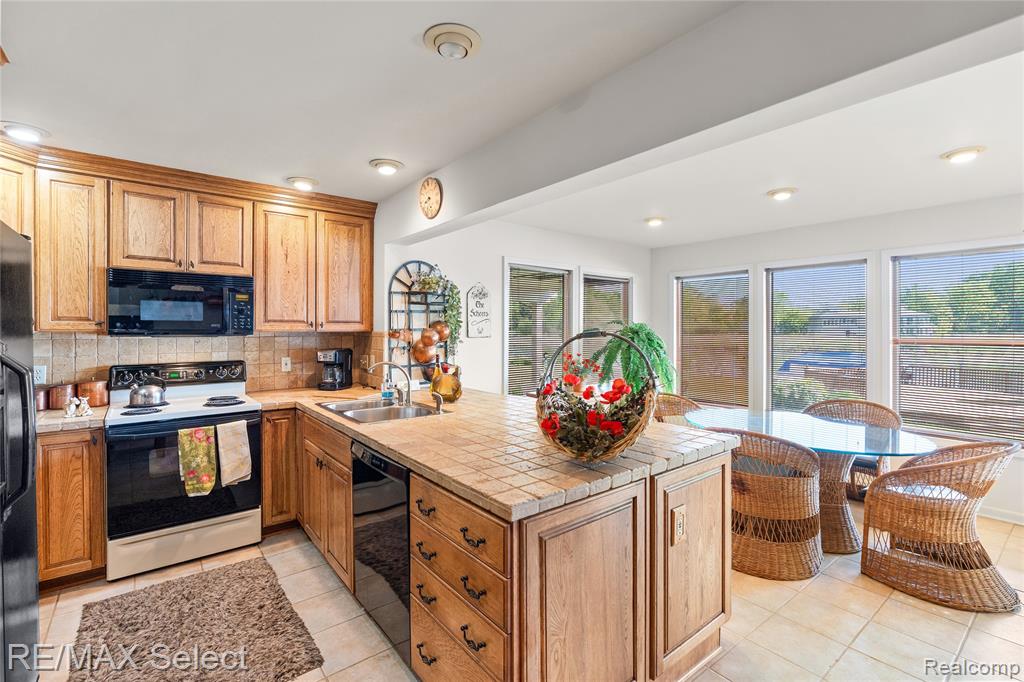 13154 Lake Shore Drive, Fenton, MI 48430 — Photo 18