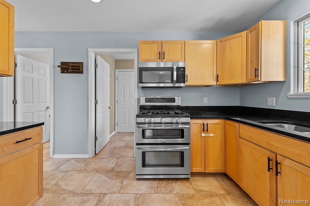 6101 Maple Trail, Grand Blanc, MI 48439 — Photo 10