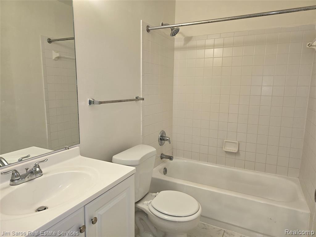 590 Parkview #202 Drive, Detroit, MI 48214 — Photo 13