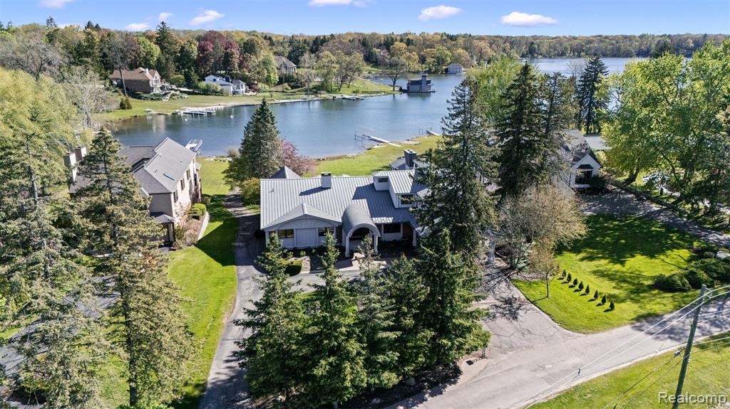 2440 Lake Angelus Lane, Lake Angelus, MI 48326