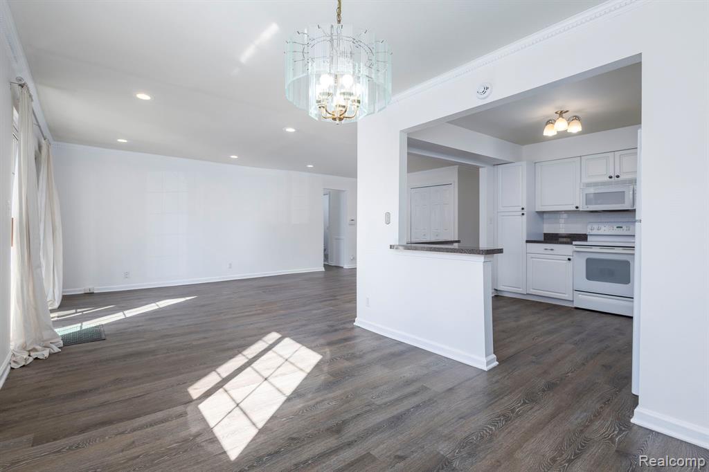 6121 Orchard Lake Road, 102, West Bloomfield, MI — Photo 11