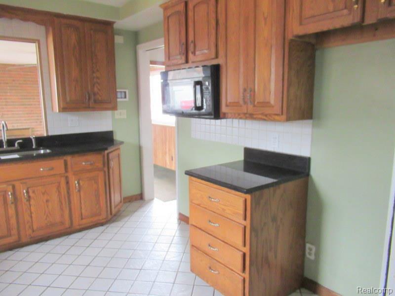 17716 Veronica Avenue, Eastpointe, MI 48021 — Photo 9
