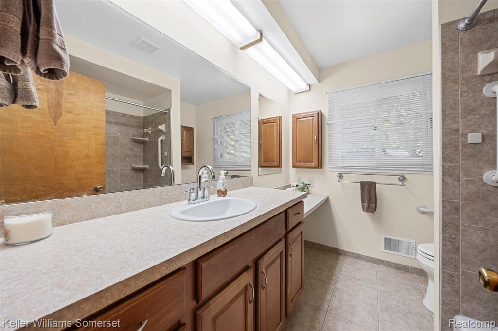 5292 ABINGTON Drive, Troy, MI 48085 — Photo 24