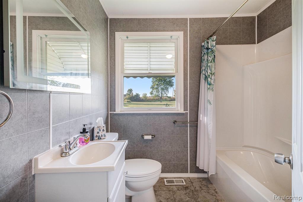 10126 McEnrue Road, Swartz Creek, MI 48473 — Photo 11