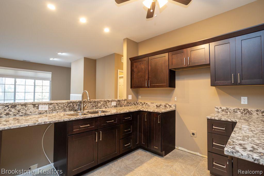 5829 TWIN OAKS Drive, Sterling Heights, MI 48314 — Photo 9
