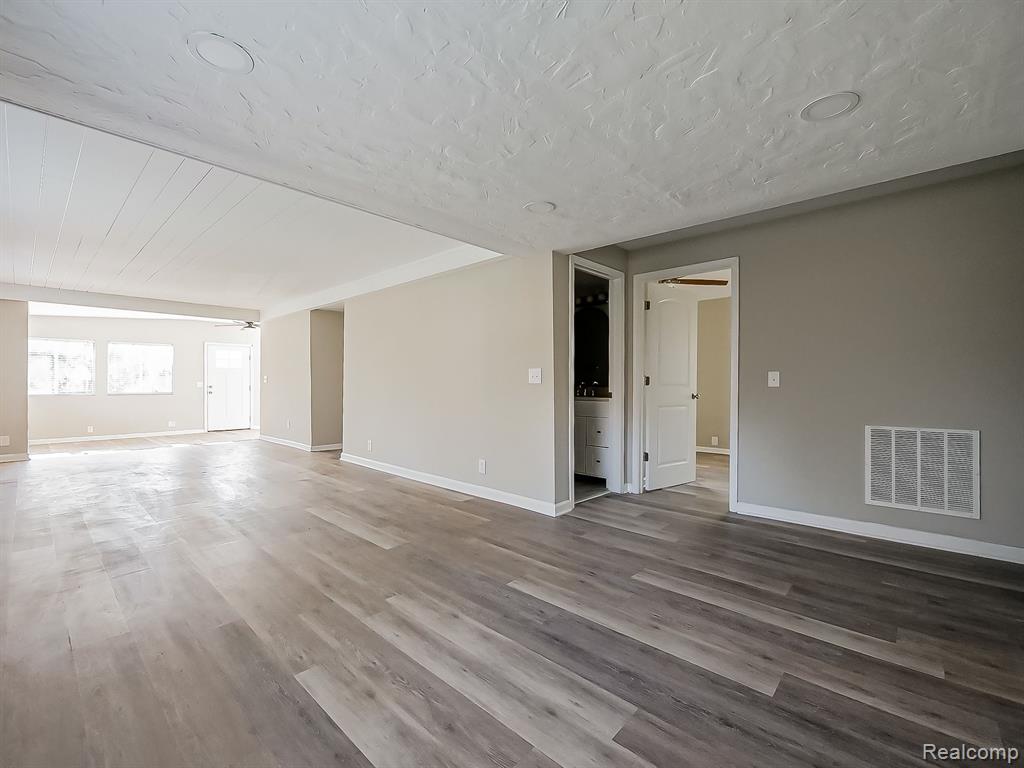 6340 ISLAND LAKE Drive, Brighton, MI 48116 — Photo 9